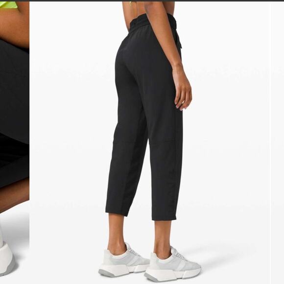 Lululemon Beyond the Studio Crop in Black Size 6 - Picture 3 of 13